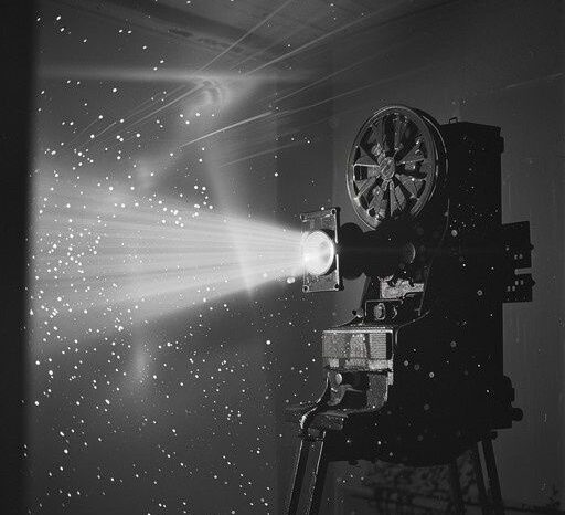 Schwarzweißer Filmprojektor wirft einen Lichtstrahl durch staubige Dunkelheit